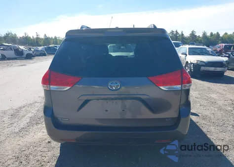 2014 Toyota Sienna Le V6 8 Passenger z USA, uszkodzony, nr VIN 5TDKK3DC0ES426736